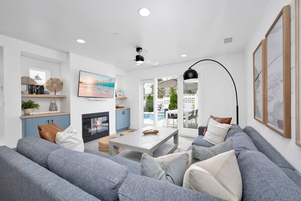 Tv, eldstad och bordsfotboll