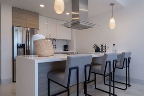 冷蔵庫、オーブン、コンロ、食器洗い機