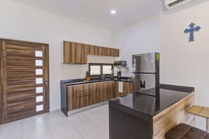 Réfrigérateur, plaque de cuisson, cafetière/bouilloire