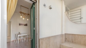 A modern interior with a dining area, a staircase, and a green door. - 3732 Le Dimore del Sole - PT by Barbarhouse (Trepuzzi)