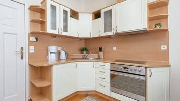 Kjøleskap, ovn, kokeplater og kaffetrakter/tekoker