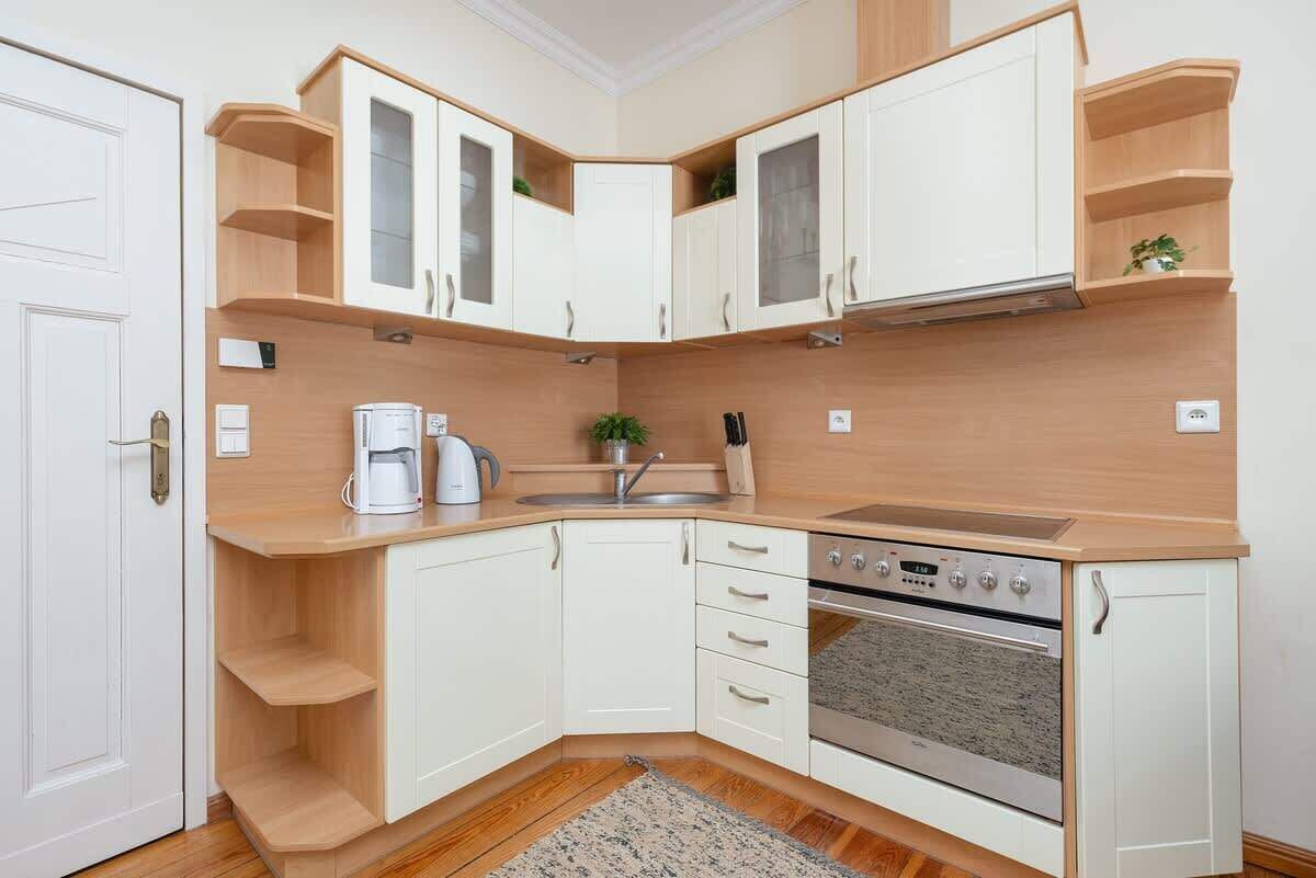 Wasserkocher mit Kaffee-/Teezubehör, Kühlschrank, Ofen, Herdplatte