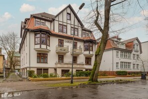 Un edificio de varios pisos con un estilo arquitectónico tradicional, que cuenta con balcones y un letrero que dice 'LABEDZ'.