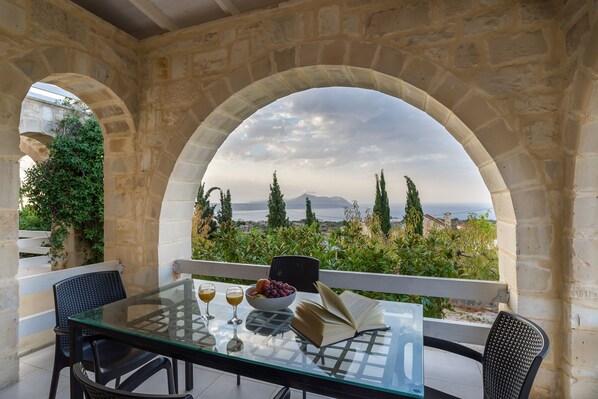 Outdoor dining - Villa Polihymnia St George Retreat BY APOKORONAS-VILLAS (Kokkino Chorio Vamos Chania)