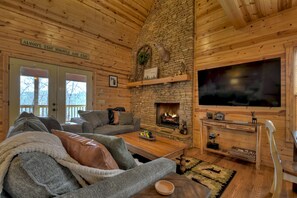 Smart TV, fireplace, table football - Immerse in Nature at this family-sized, pet-friendly cabin in Ellijay. Enjoy hot tub, firepit, foosball, WiFi, and endless outdoor adventures (Ellijay)