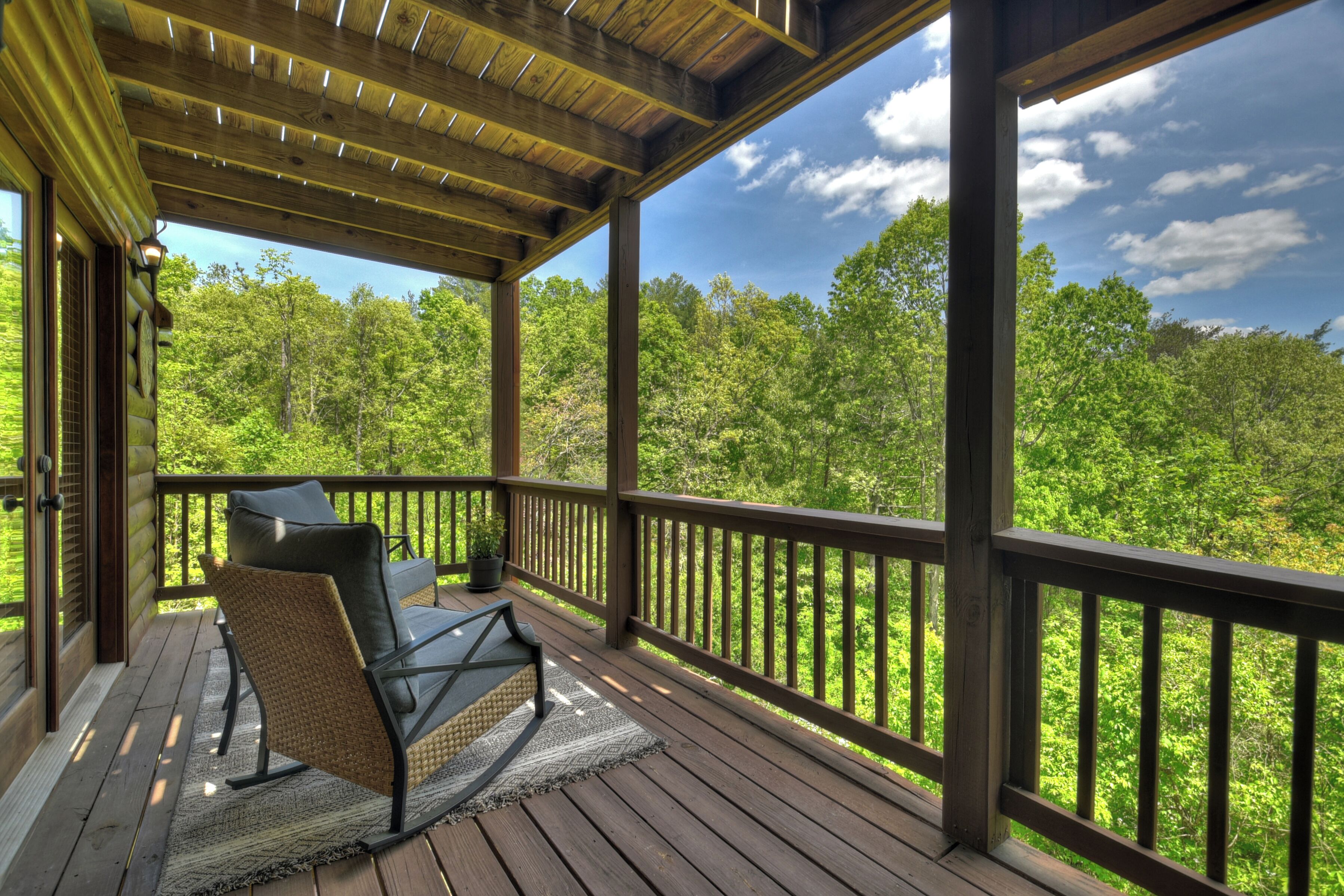 Une terrasse en bois avec vue sur une forêt.