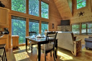 智能電視、壁爐、足球機