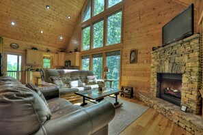 Smart TV, chimenea, futbolito