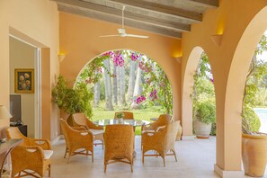 Outdoor dining - Villa de lujo en el Norte Mallorca (Alcúdia)