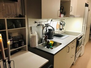 Refrigerador, horno, parrilla de estufa y cafetera y tetera 