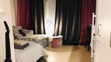 1 sovrum, skrivbord, strykjÀrn/strykbrÀda och wi-fi