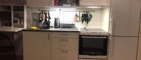 Fridge, oven, stovetop, coffee/tea maker