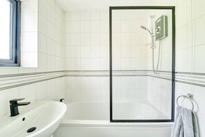 Dusche, Handtücher, Shampoo