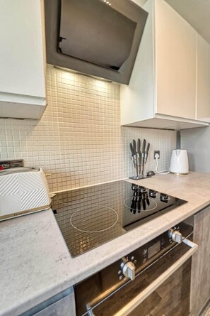 Microondas, horno, parrilla de estufa y cafetera y tetera 