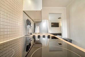 Microwave, oven, stovetop, coffee/tea maker - 1BR Home Near Birmingham – Netflix & Parking (Walsall)