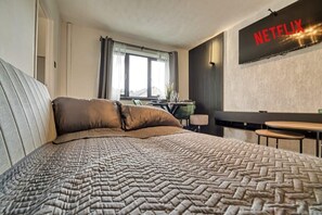 1 bedroom, iron/ironing board, travel cot, WiFi - 1BR Home Near Birmingham – Netflix & Parking (Walsall)