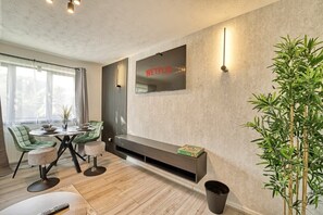 Dining - 1BR Home Near Birmingham – Netflix & Parking (Walsall)
