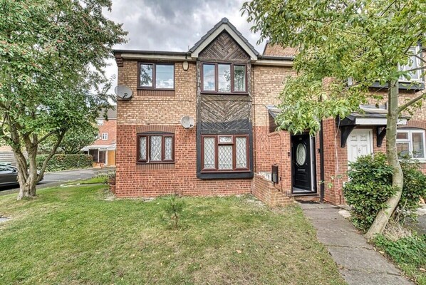 Exterior - 1BR Home Near Birmingham – Netflix & Parking (Walsall)