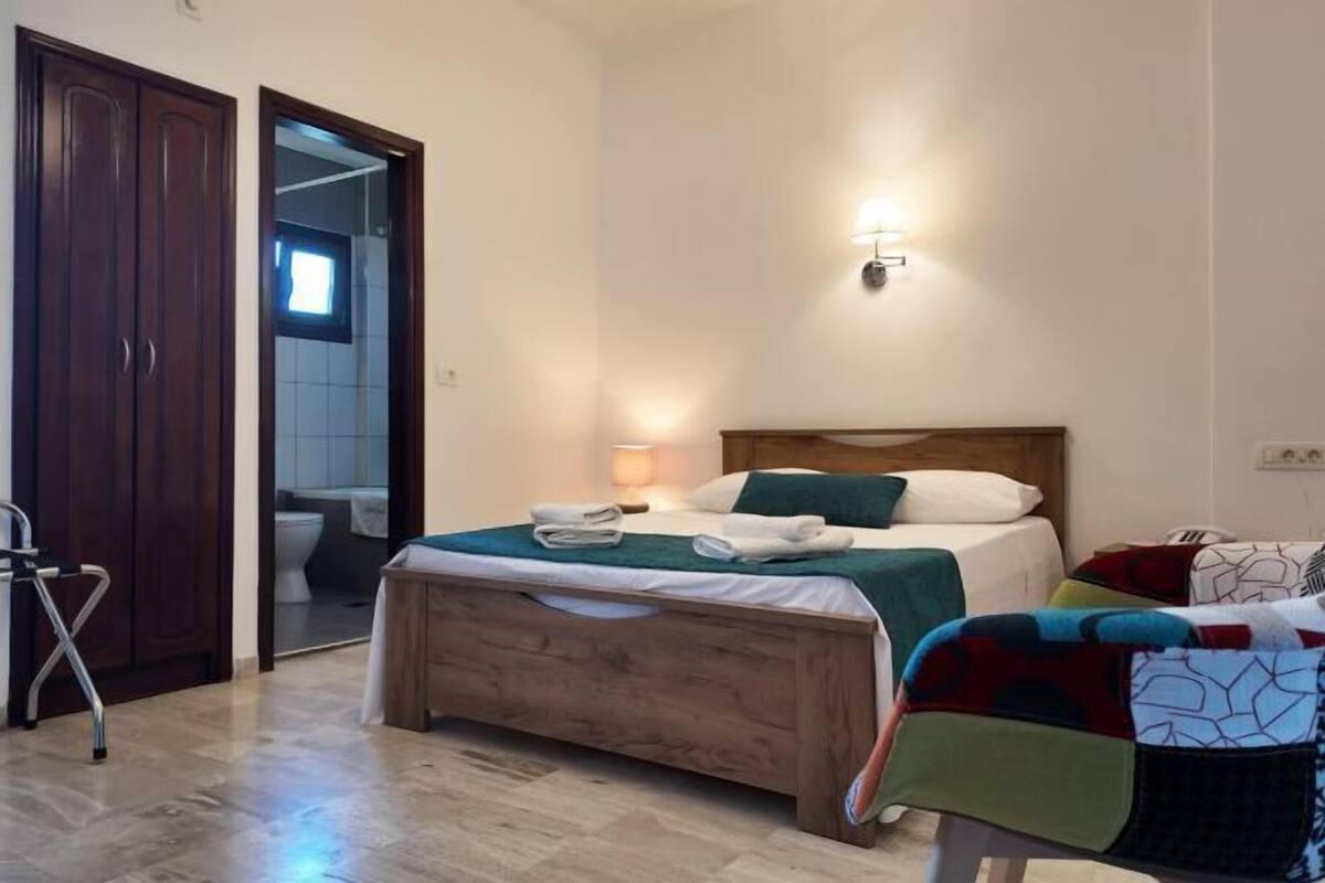 Iron/ironing board, free WiFi, bed sheets