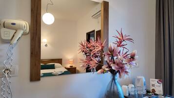 Habitación doble | Tabla de planchar con plancha, wifi gratis, ropa de cama