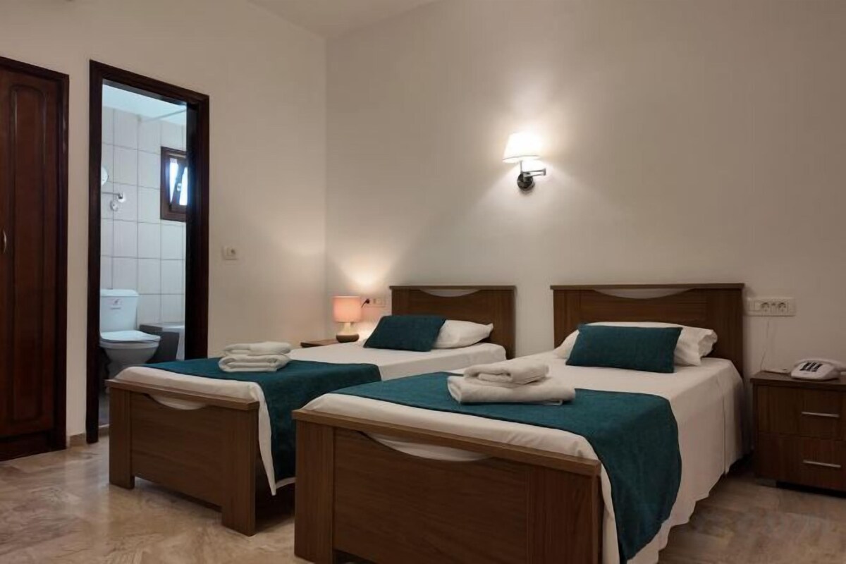 Tabla de planchar con plancha, wifi gratis y ropa de cama 