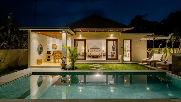A modern house with a swimming pool, a dining area, and a bedroom with a balcony. - Suarga Loka Ubud Villa (Ubud)