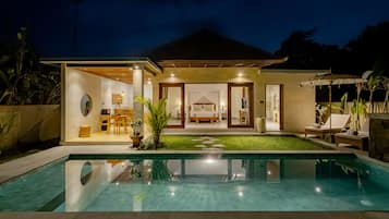 Bagian depan properti - sore/malam