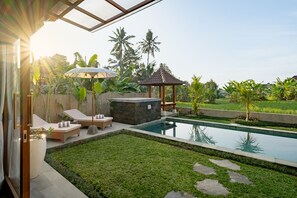 Outdoor pool, pool umbrellas, sun loungers - Suarga Loka Ubud Villa (Ubud)