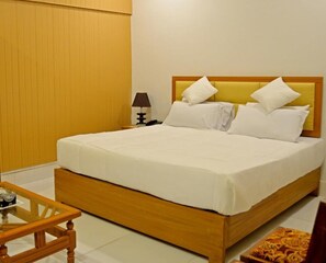 Deluxe Double Room | Soundproofing, free WiFi - Pakistan Club Inn Hotel (Sukkur)