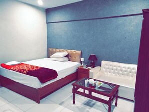 Deluxe Double Room | Soundproofing, free WiFi - Pakistan Club Inn Hotel (Sukkur)