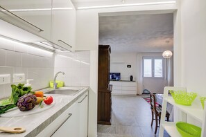 Kylskåp, ugn, spishäll och kaffe- och tebryggare