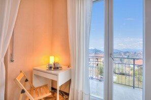 Family Apartment, Multiple Bedrooms, Mountainside (Zio Enry Terrace Apartment Orta Lake) | Interior