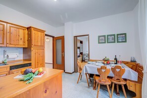 อพาร์ทเมนท์สำหรับครอบครัว, 3 ห้องนอน, ระเบียง, ติดภูเขา (Zio Enry Terrace Apartment Orta Lake) | ร้านอาหาร