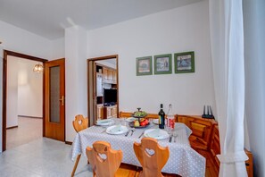 อพาร์ทเมนท์สำหรับครอบครัว, 3 ห้องนอน, ระเบียง, ติดภูเขา (Zio Enry Terrace Apartment Orta Lake) | ร้านอาหาร