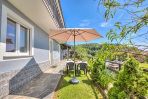 อพาร์ทเมนท์สำหรับครอบครัว, 3 ห้องนอน, ระเบียง, ติดภูเขา (Zio Enry Terrace Apartment Orta Lake) | รับประทานอาหารกลางแจ้ง