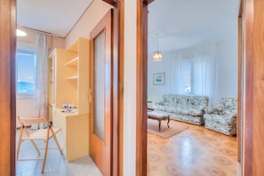 Departamento familiar, varias habitaciones (Zio Enry Terrace Apartment Orta Lake) | Área de sala de estar | Televisión de pantalla plana de 21 pulgadas con canales por cable 
