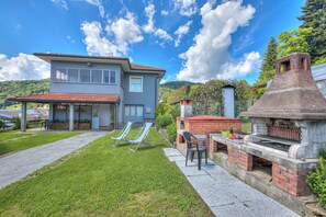 FamiljelÀgenhet - flera sovrum - intill bergen (Zio Enry Terrace Apartment Orta Lake) | Grill- och picknickomrÄde