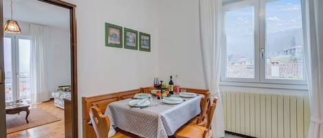Appartement Familial, plusieurs chambres, cÎté montagne (Zio Enry Terrace Apartment Orta Lake) | Restauration