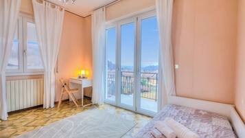 3 bedrooms, laptop workspace, free WiFi, bed sheets