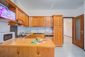 Departamento familiar, varias habitaciones (Zio Enry Terrace Apartment Orta Lake) | Cocina privada | Refrigerador, microondas, horno y parrilla de estufa 