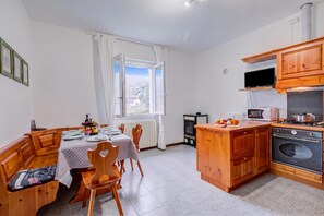 อพาร์ทเมนท์สำหรับครอบครัว, 3 ห้องนอน, ระเบียง, ติดภูเขา (Zio Enry Terrace Apartment Orta Lake) | ครัวส่วนตัว