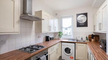 Jääkaappi, mikroaaltouuni, uuni, liesi