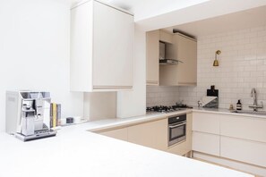 Køleskab, mikrobølgeovn, ovn, kogeplade