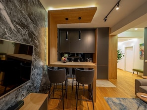 Electric kettle, toaster, high chair - Night Pearl - Deluxe Apartment (Bar)