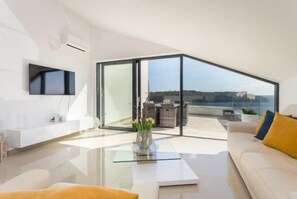 TV - Luxury apartment Anto with sea view and balcony (Banjole)