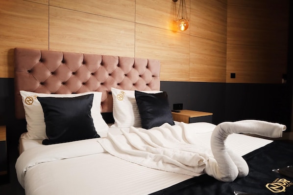 Studio – comfort, byutsikt | Safe på rommet, blendingsgardiner, lydisolert og strykejern/-brett