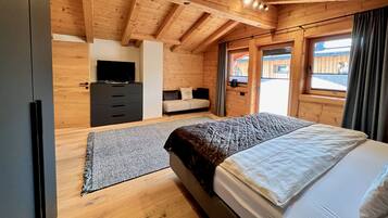 Nhà gỗ có thiết kế đặc sắc | 5 phòng ngủ, bàn, bàn ủi/dụng cụ ủi quần áo