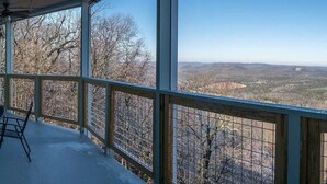 Un espacio al aire libre cubierto con vistas a un paisaje montañoso.