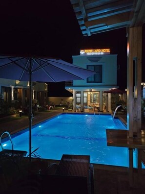 สระว่ายน้ำกลางแจ้ง