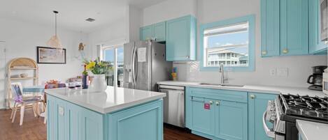 Refrigerador, microondas, horno y parrilla de estufa